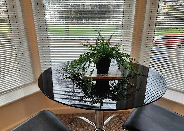 6 Esplanade Gardens 1 Bed Ground Floor Apartament *